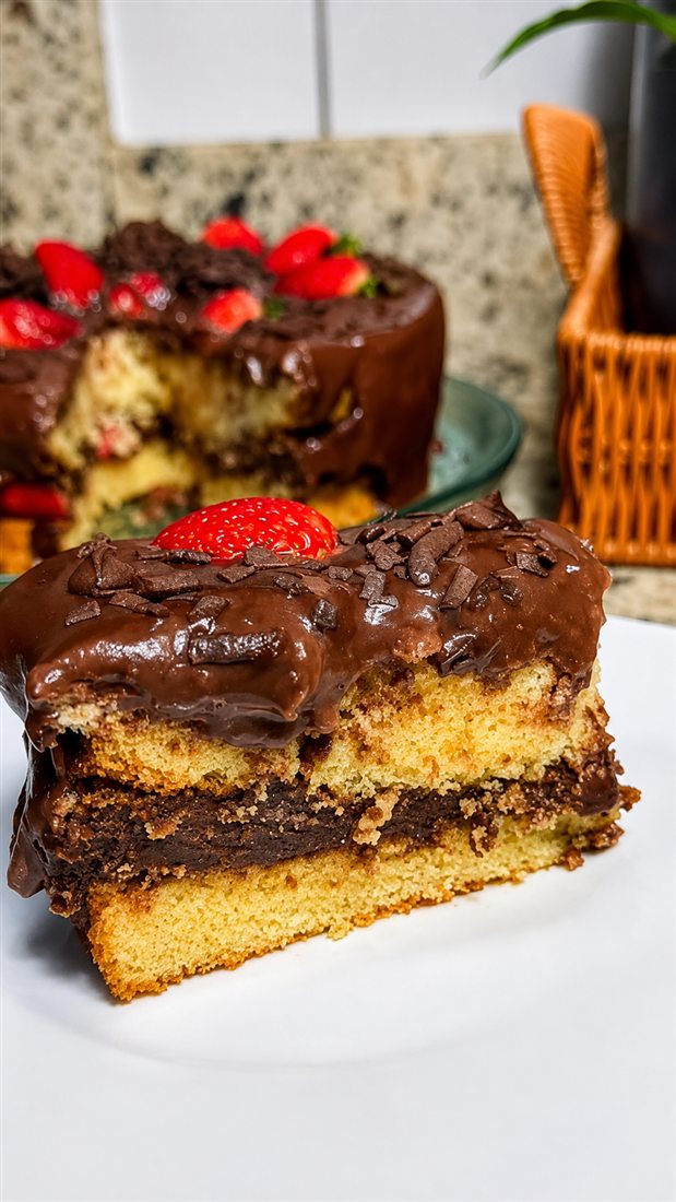 Bolo de chocolate com morango, sobremesa sem lactose e sem glúten